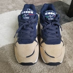 Diadora V7000